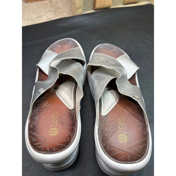 Bzees Womens Metallic Silver Cross Strap Slide Sandals Size 10 Lightweight Cushi - Picture 6 of 8